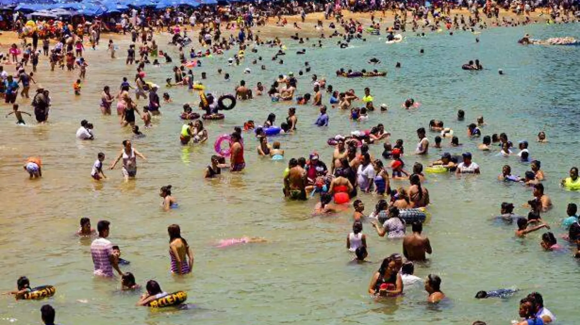 Acapulco - turistas abarrotan las playas del puerto de Acapulco